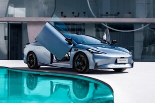 炫酷银蓝跑车旁的泳池风景