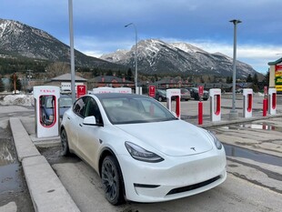 停车场中的白色特斯拉电动车