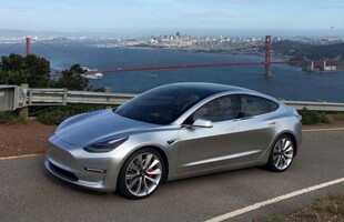 银色特斯拉于公路海景旁