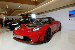 红色敞篷跑车展厅展示