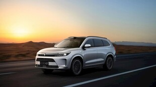 夕阳下公路上的白色SUV