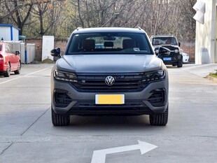 黑色SUV停在道路箭头处