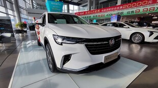 展厅内的白色SUV汽车