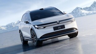 雪地中的时尚电动SUV