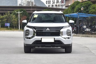 白色三菱SUV停于户外