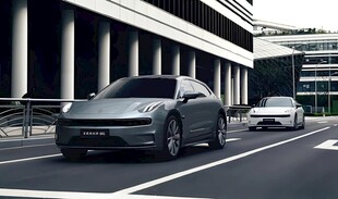 道路上行驶的时尚新能源汽车