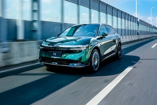 高速行驶的新能源汽车