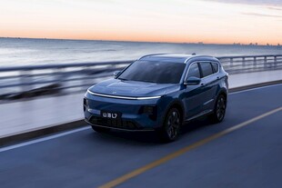 海滨公路上的炫酷电动汽车