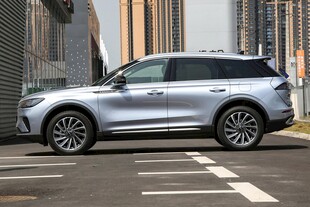 银色SUV城市道路停车