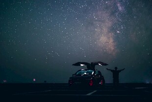 星空下的车与浪漫身影
