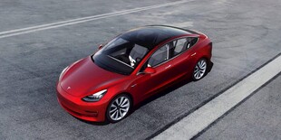 红色特斯拉Model 3汽车
