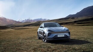 旷野中的银色SUV