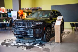展厅中的黑色Jeep汽车