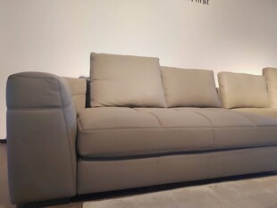 简约米色沙发配柔软抱枕