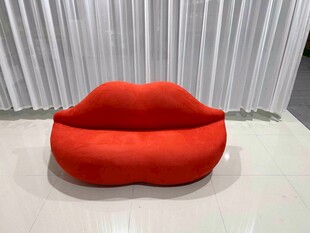 红色创意嘴唇造型沙发