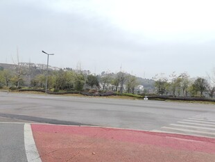 空旷户外的红灰路面场景