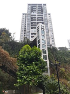 依山而建的高层住宅楼