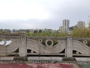 古典雕花石桥远景