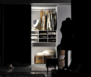 夜晚整理衣柜的人物剪影