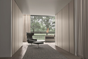 现代简约风格的宽敞走廊空间