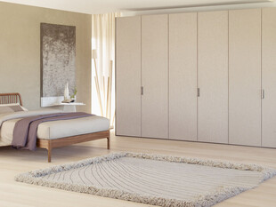 简约卧室衣柜与床的布置