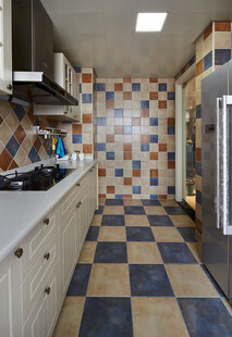 多彩瓷砖厨房地面与橱柜
