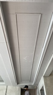 室内白色天花板装饰细节