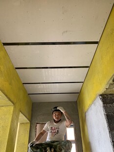 工人进行天花板施工