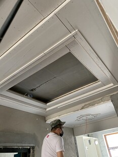 工人安装天花板通风设备