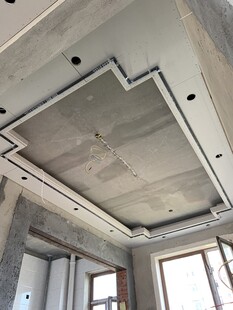 室内未完工的天花板吊顶