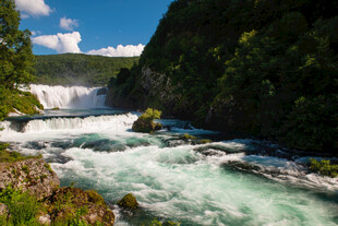 山间奔腾的壮丽瀑布景观