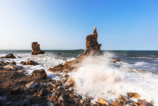 海浪拍击岸边礁石景观