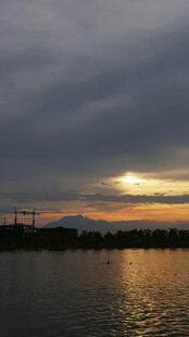 湖畔夕阳美景
