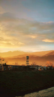 黄昏下的城市天际线美景