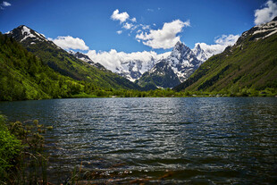 高山湖泊美景