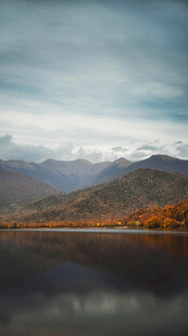 秋日静谧湖山美景