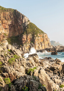 海岸边嶙峋岩石与壮阔海景