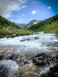 山间溪流