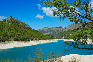 青山碧水间的美丽湖景