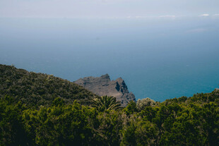 山间远眺碧海美景