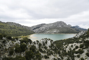 山间湖泊美景