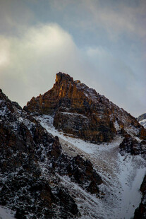 雪山峻岭间的壮丽景致