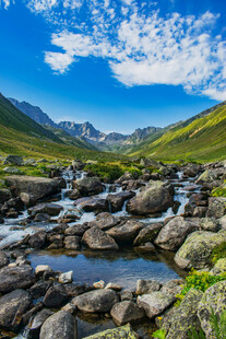 山间溪流与壮丽山峦景观