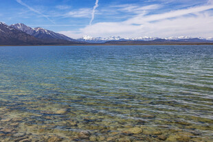 清澈湖水与远处山峦美景