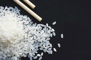 白米与筷子的简约静物图
