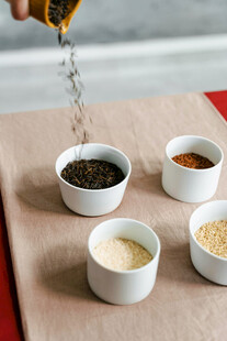 调料撒入碗中场景