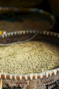 装满谷物的编织容器