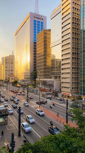 都市繁华街道车流景观