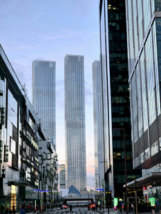都市街道旁的摩天大楼景观