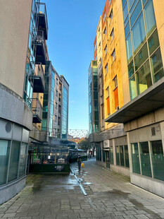 城市狭窄街道与多彩建筑